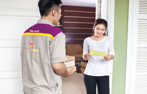 Người nhận nên kiểm tra kỹ trước khi đồng ý nhận hàng