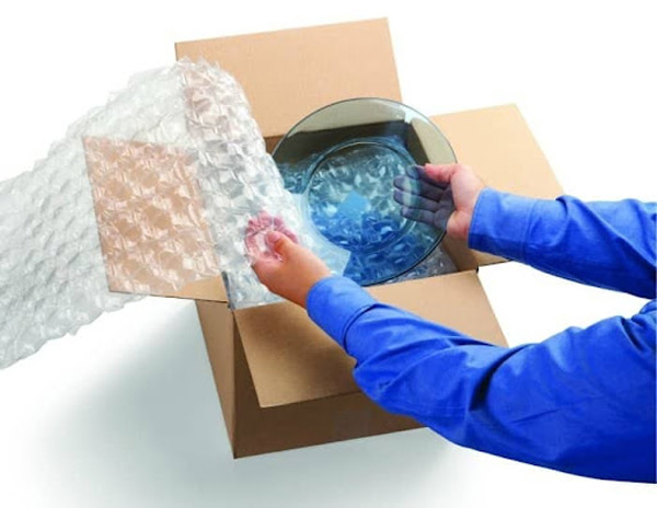 Đóng gói hàng dễ vỡ nên sử dụng giấy bubble để đảm bảo an toàn tuyệt đối