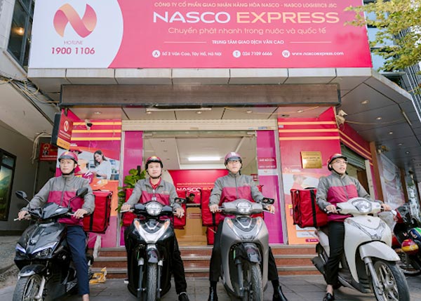 Shipper giao hàng đến tay người nhận