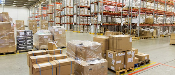 Hàng nhập kho và được sắp xếp chuyển phát đến tay người nhận