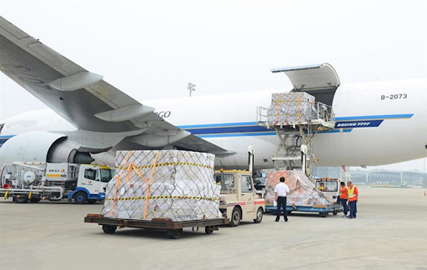 Đóng gói hàng hóa chắc chắn đảm bảo an toàn khi vận chuyển bằng máy bay