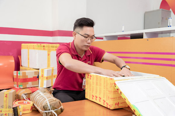 Nasco Express hỗ trợ khách hàng đóng gói khi gửi hàng xách tay đi Đài Loan