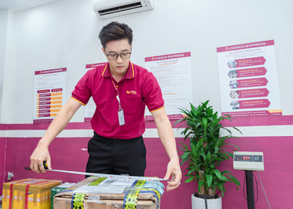 Nhân viên sẽ check lại thông tin hàng hóa, cách đóng gói trước khi nhập kho